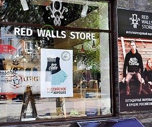 Магазин молодежной одежды и обуви RED WALLS STORE