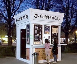 Кофейня Coffee and the City на территории ВДНХ, справа от центрального входа